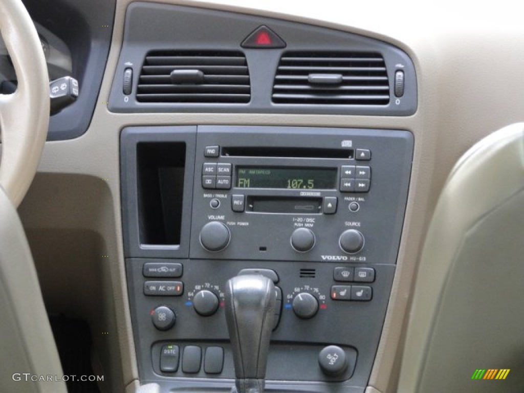 2003 XC70 AWD - White / Beige/Light Sand photo #42