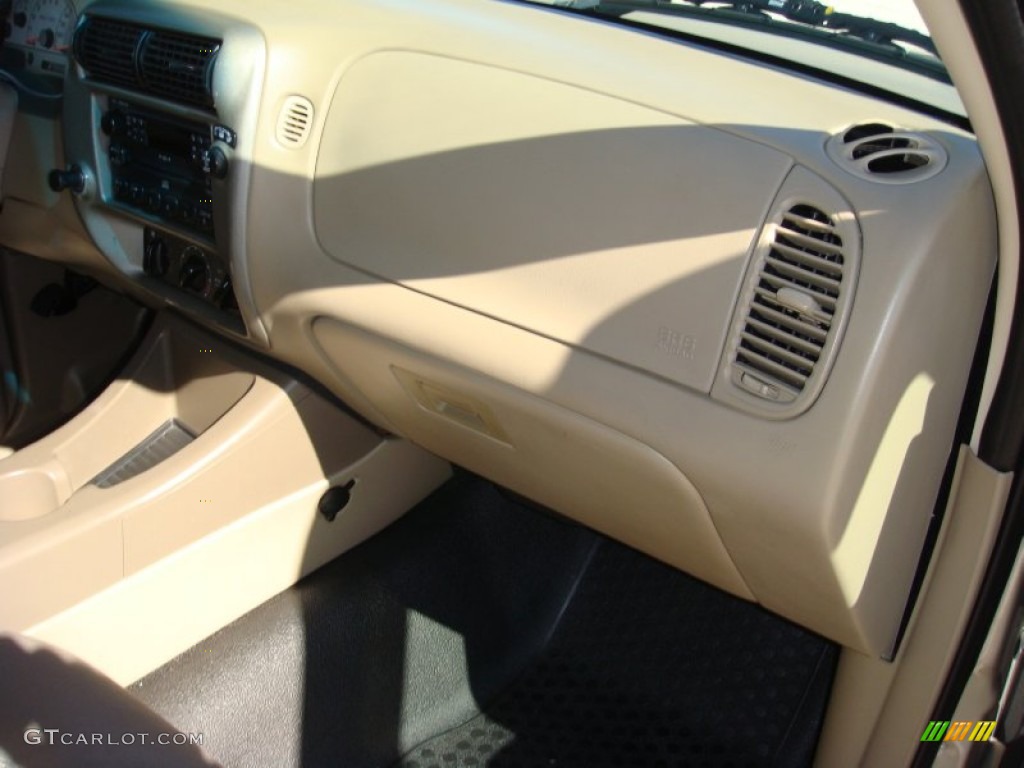 2004 Explorer Sport Trac XLT - Pueblo Gold Metallic / Medium Pebble/Dark Pebble photo #21
