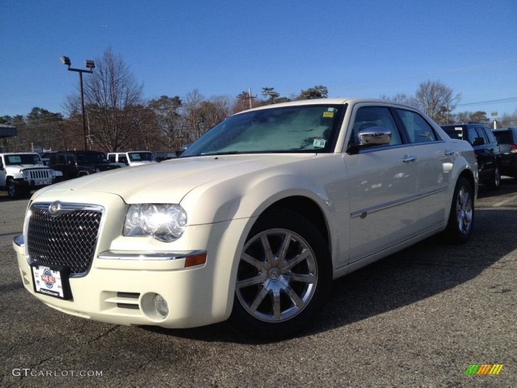 2010 300 C HEMI - Cool Vanilla White / Dark Slate Gray photo #1