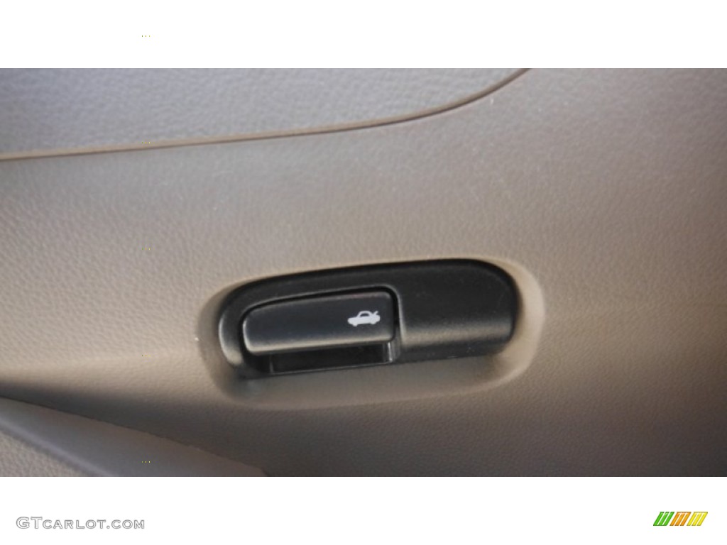 2004 Altima 2.5 S - Polished Pewter / Frost Gray photo #25