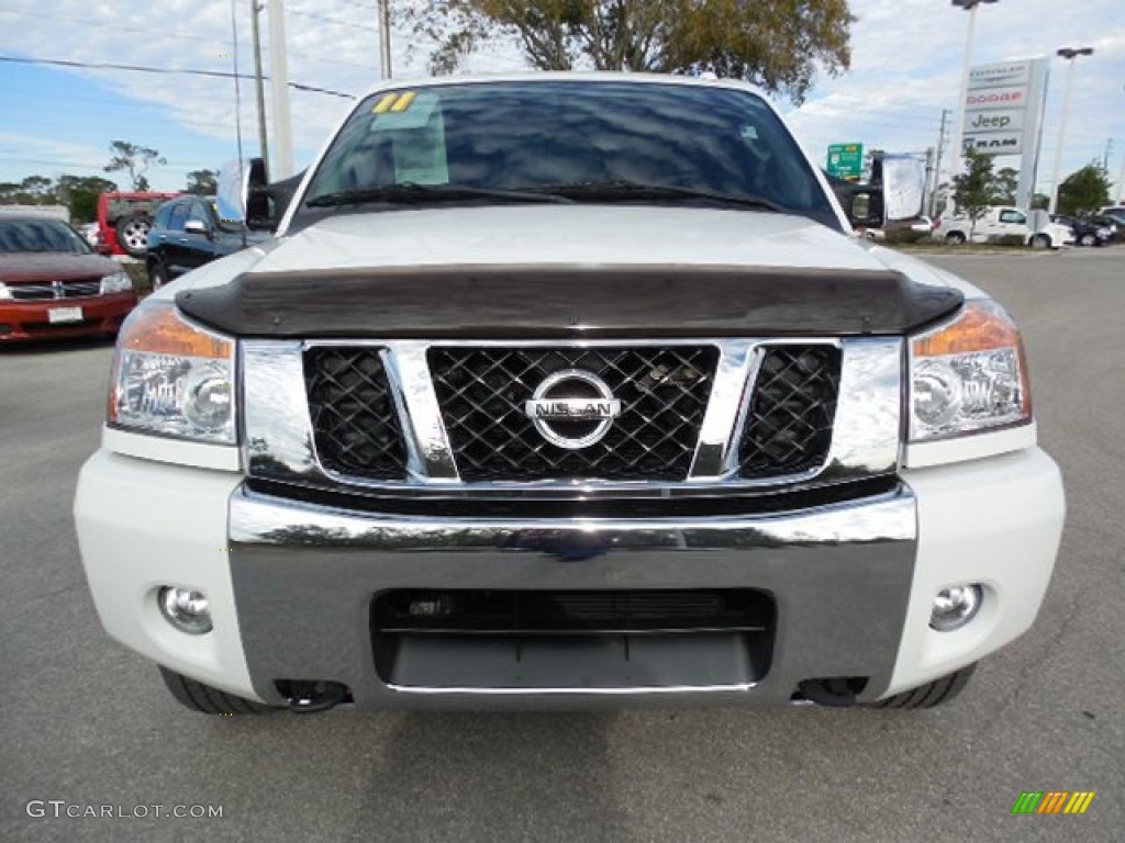 2011 Titan SL Crew Cab 4x4 - Blizzard White / Charcoal photo #14