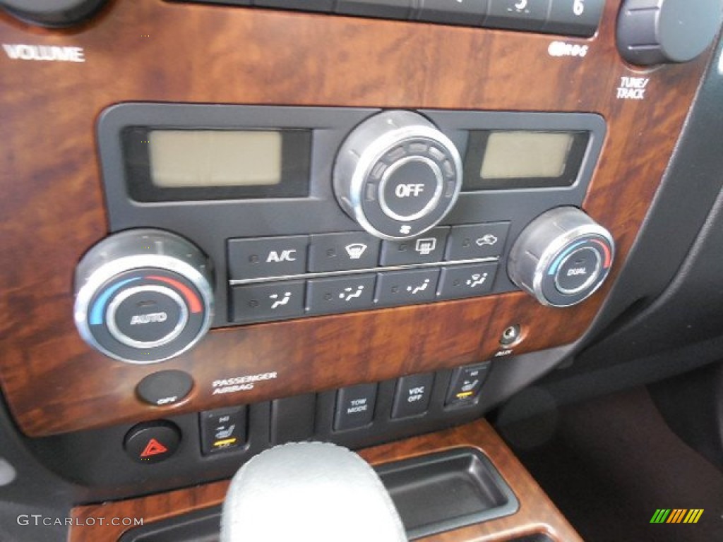 2011 Titan SL Crew Cab 4x4 - Blizzard White / Charcoal photo #22