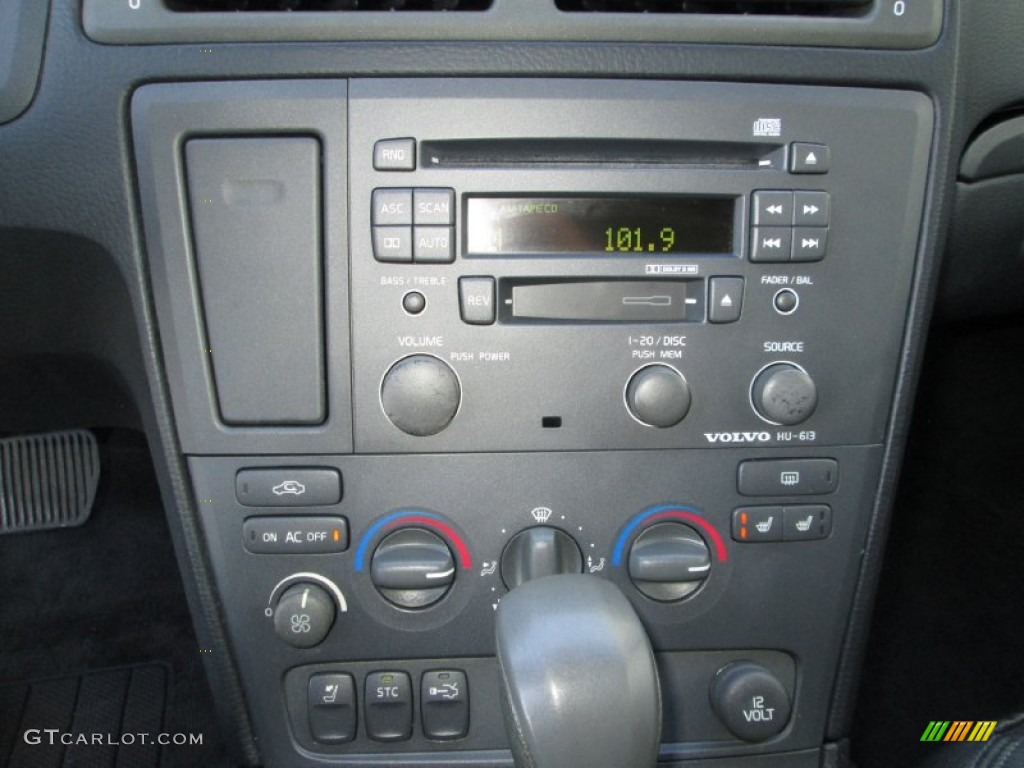 2002 Volvo S60 2.4 Controls Photos