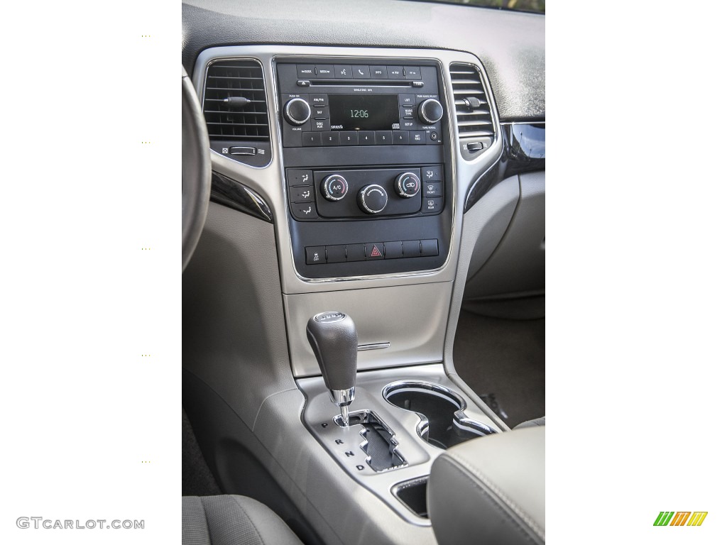 2011 Jeep Grand Cherokee Laredo X Package Controls Photo #89521588
