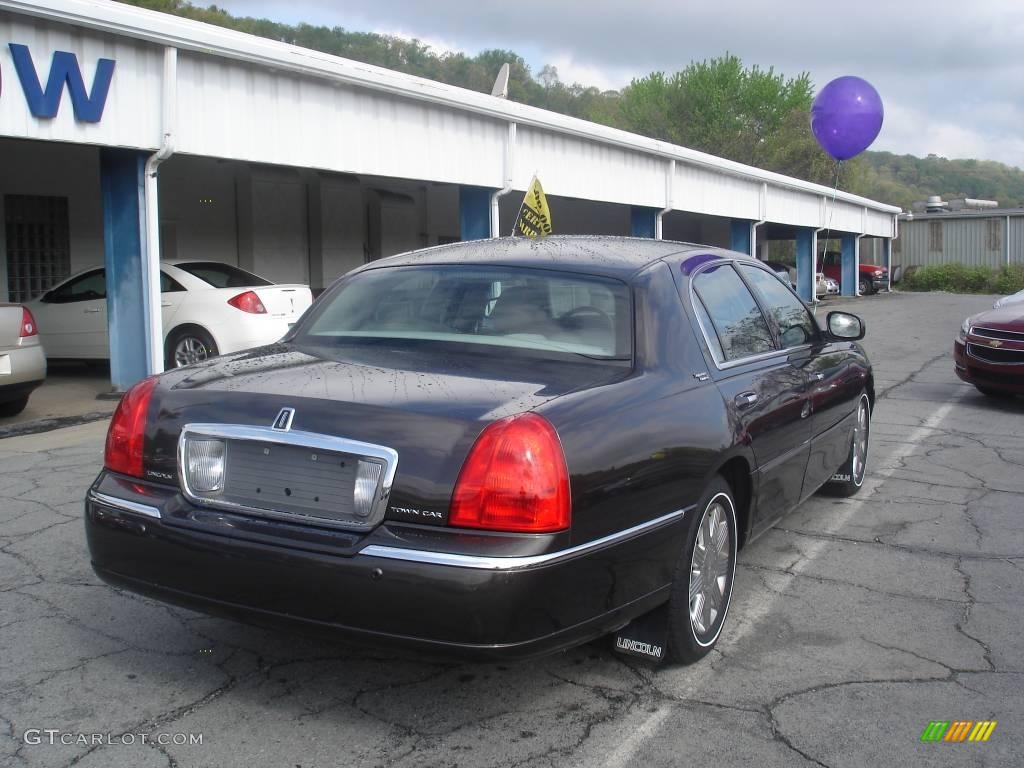 2005 Town Car Signature - Black / Medium Light Stone/Dark Stone photo #2