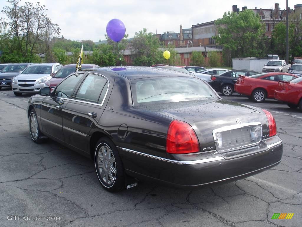 2005 Town Car Signature - Black / Medium Light Stone/Dark Stone photo #4