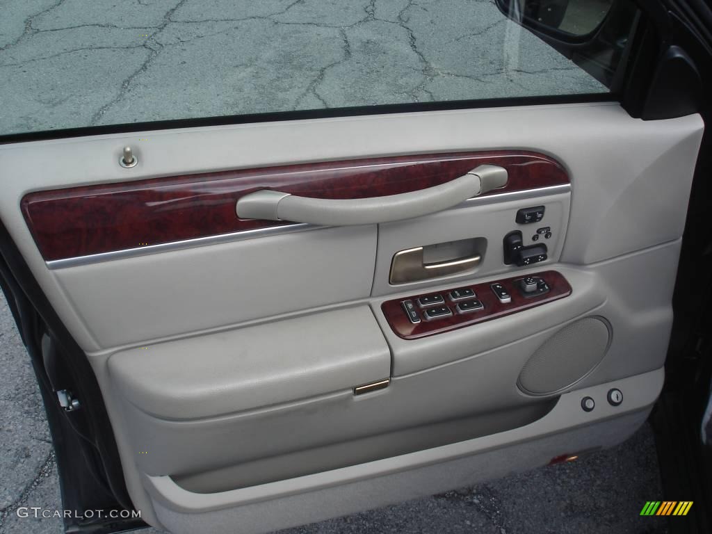 2005 Town Car Signature - Black / Medium Light Stone/Dark Stone photo #6
