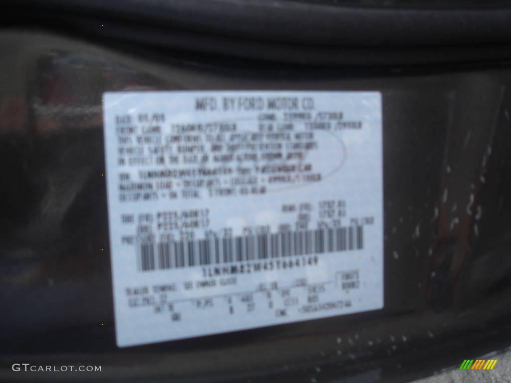 2005 Town Car Signature - Black / Medium Light Stone/Dark Stone photo #9