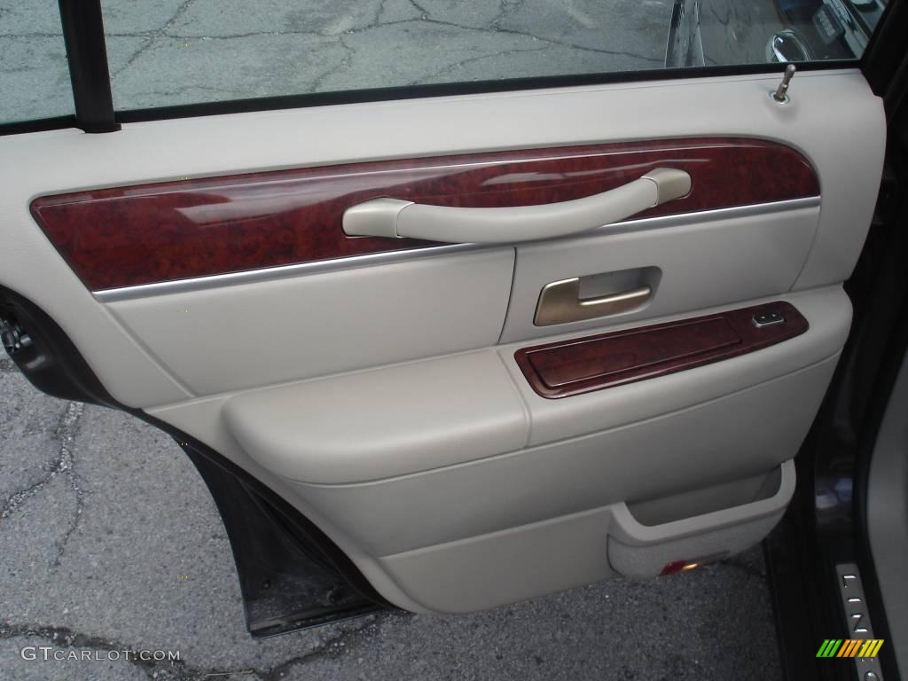 2005 Town Car Signature - Black / Medium Light Stone/Dark Stone photo #10