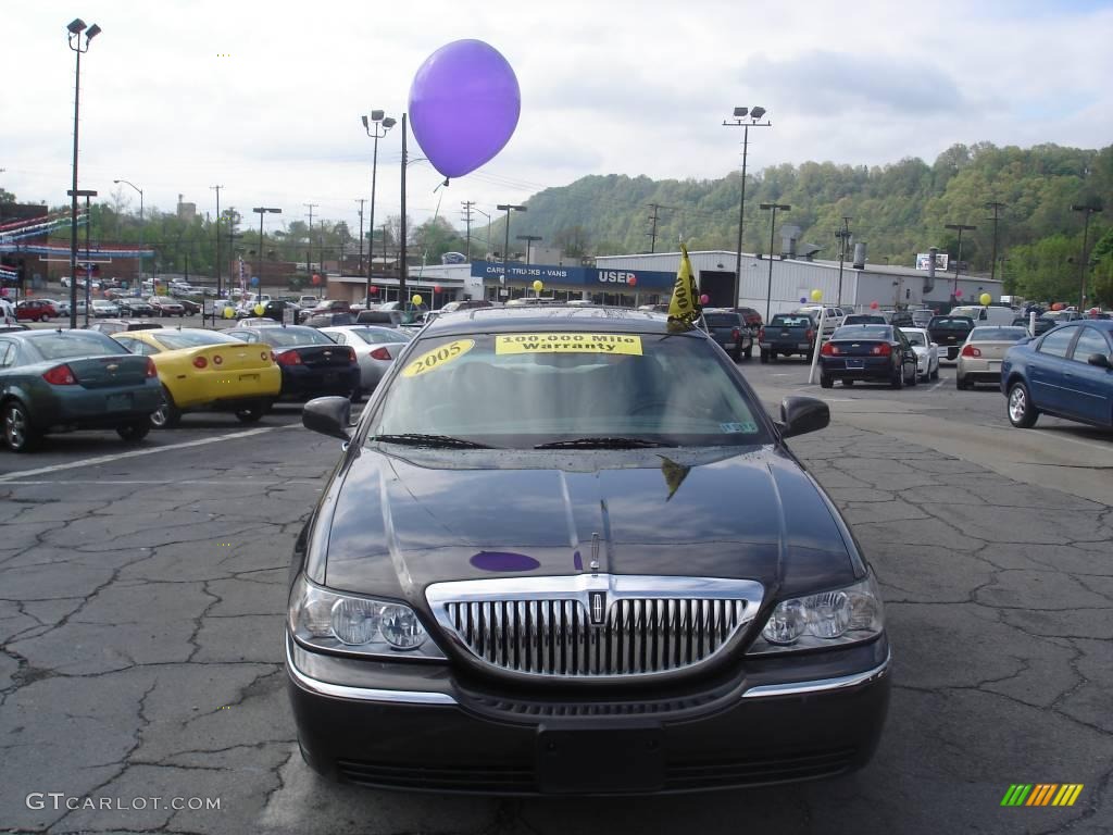 2005 Town Car Signature - Black / Medium Light Stone/Dark Stone photo #17