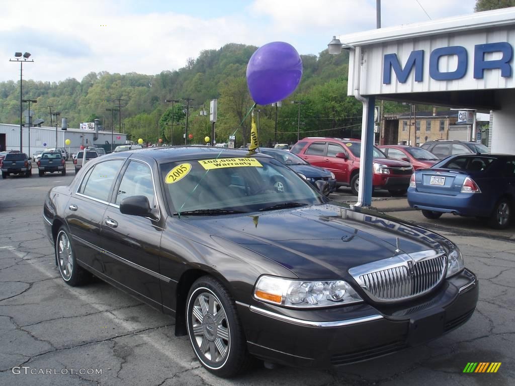 2005 Town Car Signature - Black / Medium Light Stone/Dark Stone photo #18