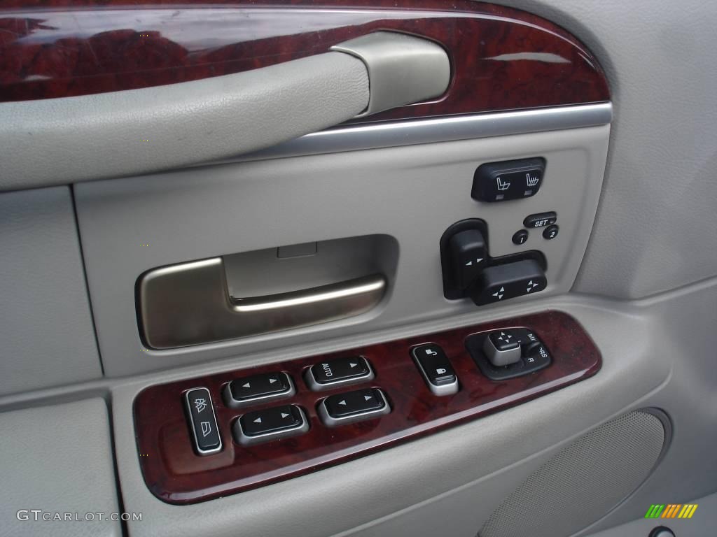 2005 Town Car Signature - Black / Medium Light Stone/Dark Stone photo #21