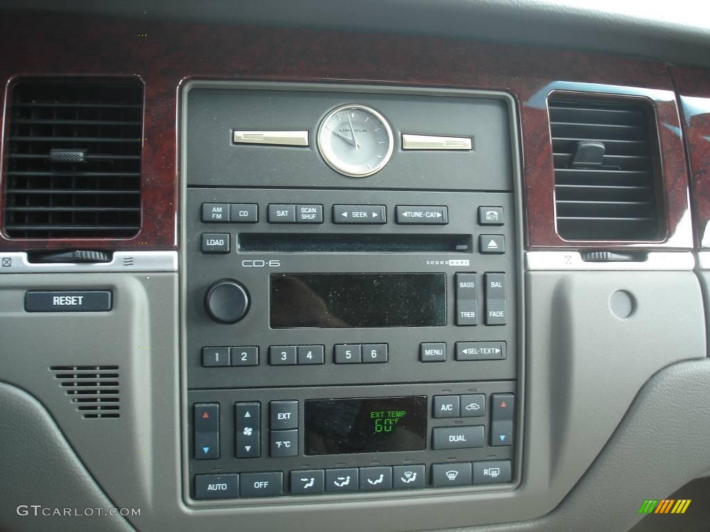 2005 Town Car Signature - Black / Medium Light Stone/Dark Stone photo #22