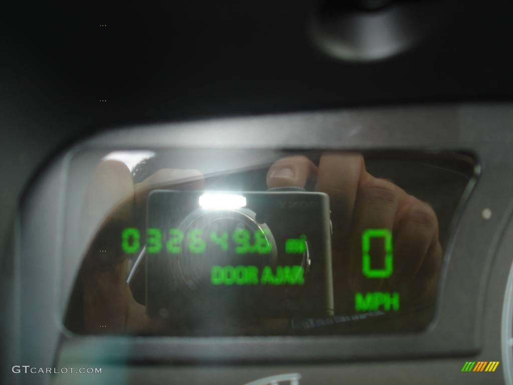 2005 Town Car Signature - Black / Medium Light Stone/Dark Stone photo #25