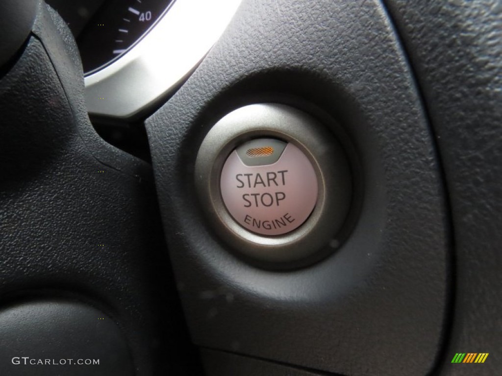2014 Nissan Juke SV Controls Photos