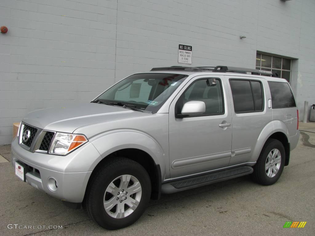 Silver Lightning Metallic Nissan Pathfinder