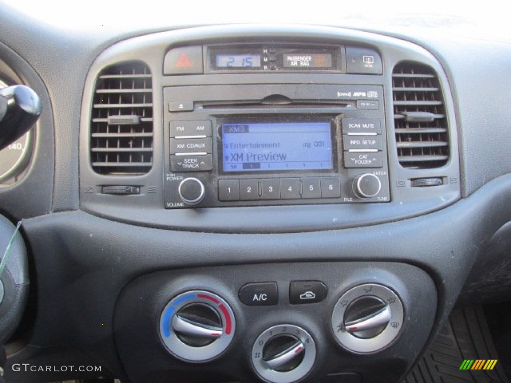 2011 Hyundai Accent GS 3 Door Controls Photos