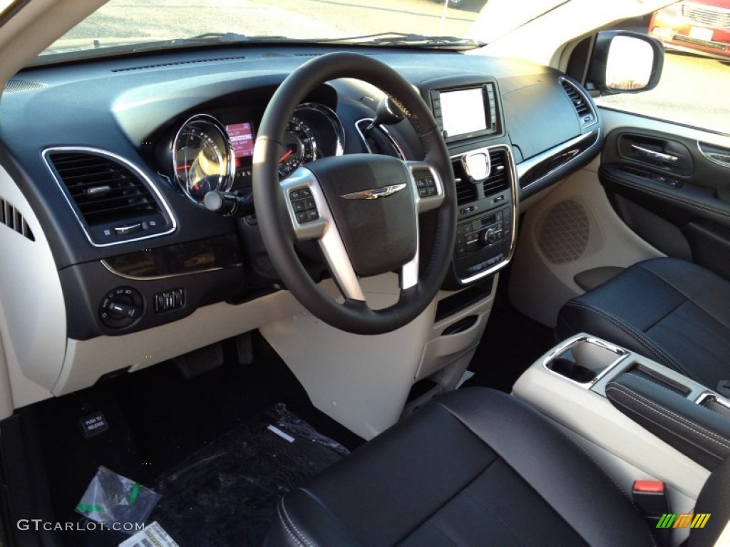2014 Town & Country Touring - Brilliant Black Crystal Pearl / Black/Light Graystone photo #7