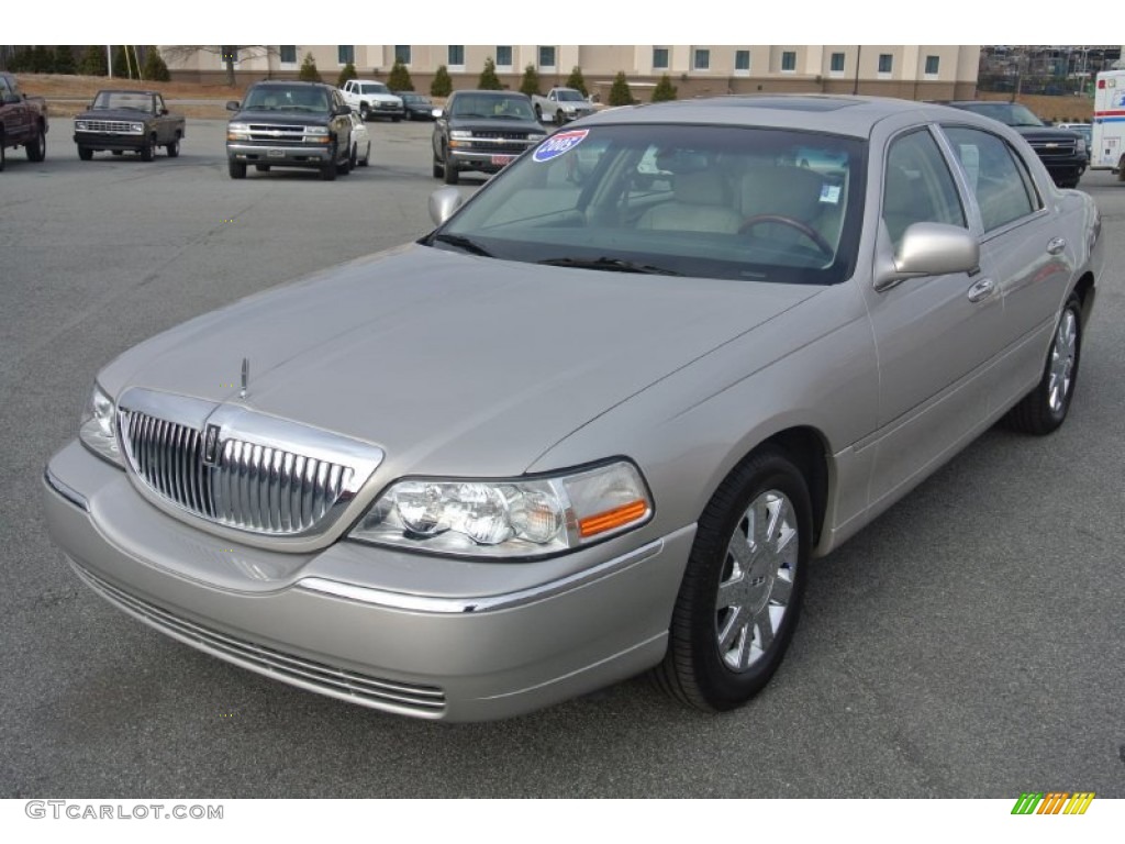 Silver Birch Metallic 2005 Lincoln Town Car Signature Limited Exterior Photo #89592284