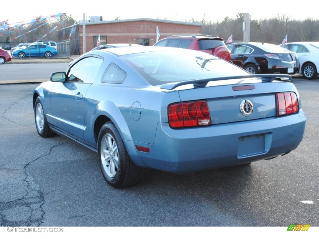 2006 Mustang V6 Deluxe Coupe - Windveil Blue Metallic / Light Graphite photo #3