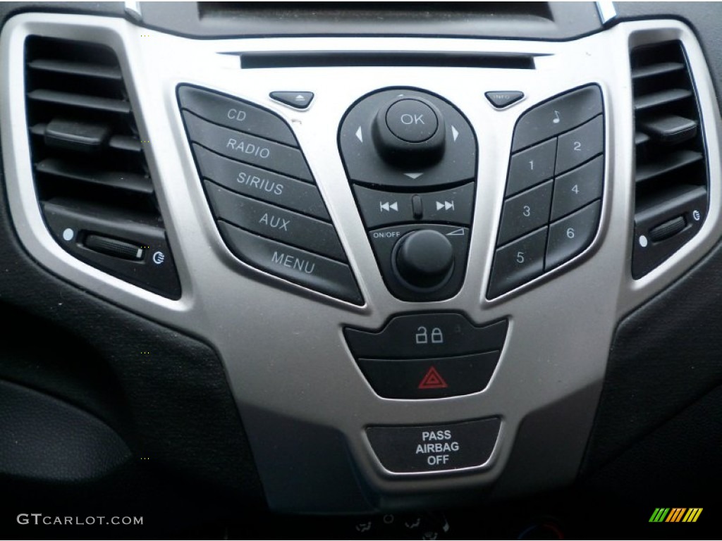 2013 Ford Fiesta SE Sedan Controls Photo #89610101
