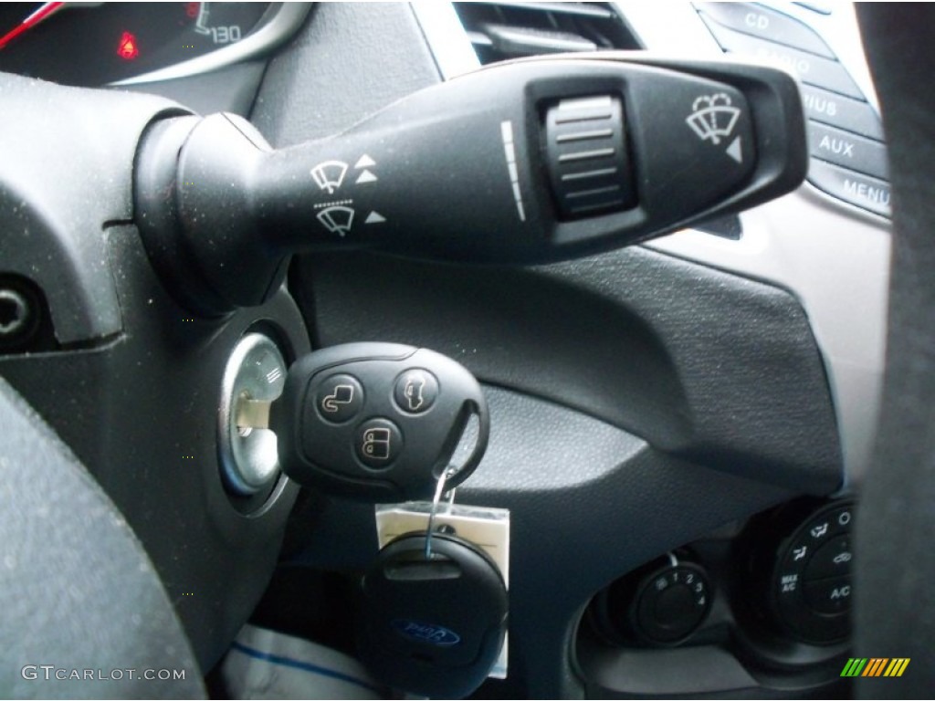 2013 Ford Fiesta SE Sedan Controls Photos