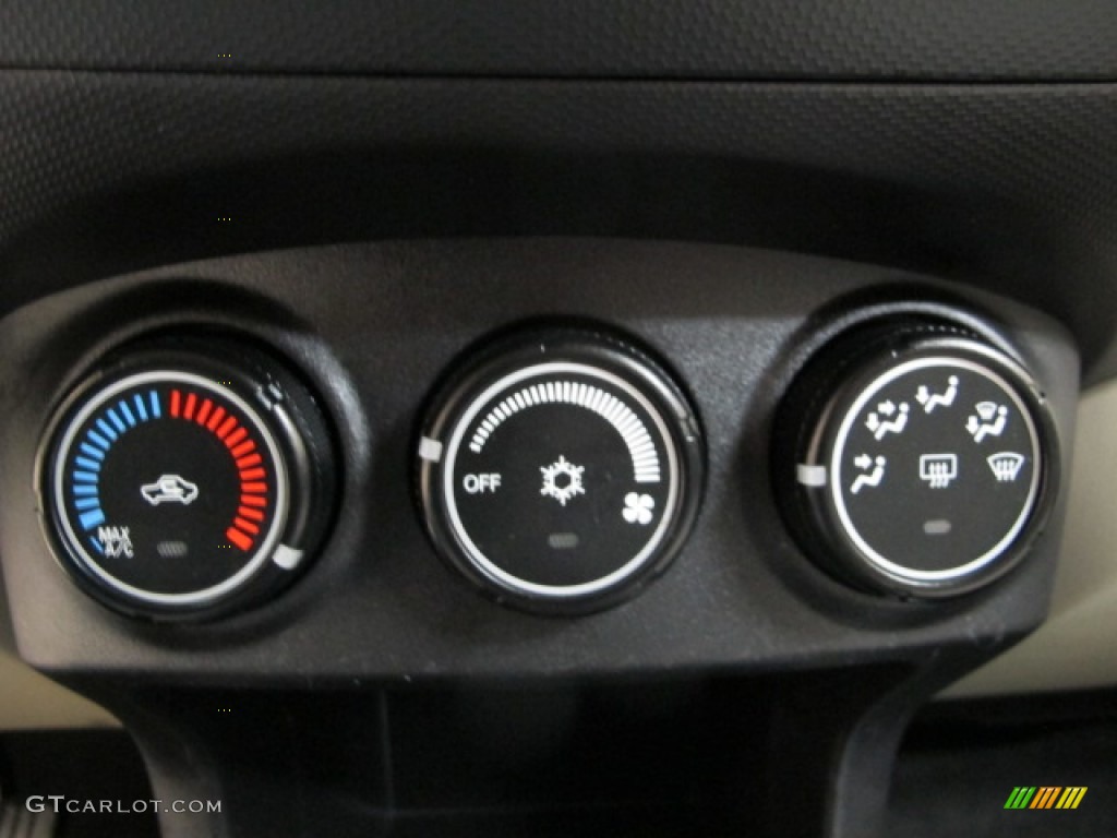 2007 Mitsubishi Outlander LS 4WD Controls Photos