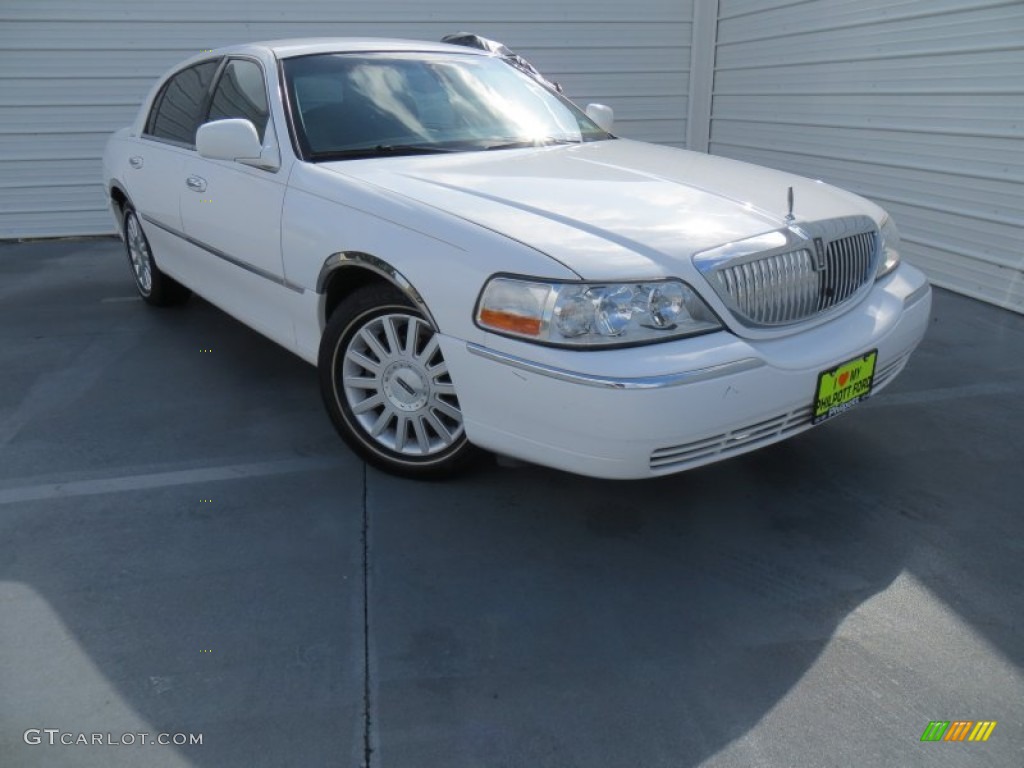 2003 Town Car Signature - Vibrant White / Dark Stone/Medium Light Stone photo #1