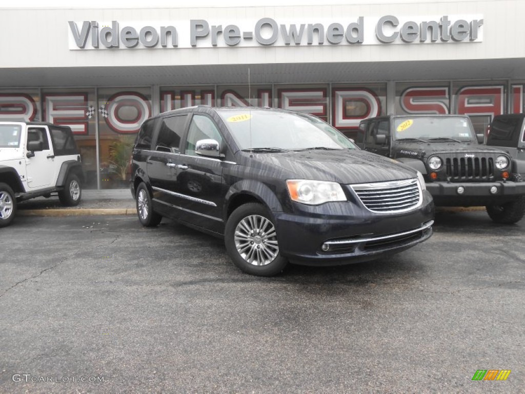 2011 Town & Country Limited - Brilliant Black Crystal Pearl / Black/Light Graystone photo #1