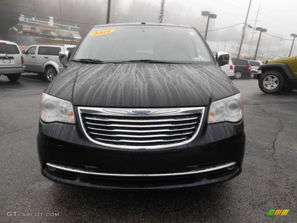 2011 Town & Country Limited - Brilliant Black Crystal Pearl / Black/Light Graystone photo #2