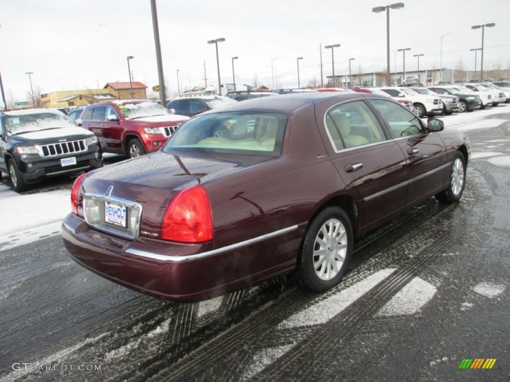 2007 Town Car Signature - Dark Cherry Metallic / Light Camel photo #4