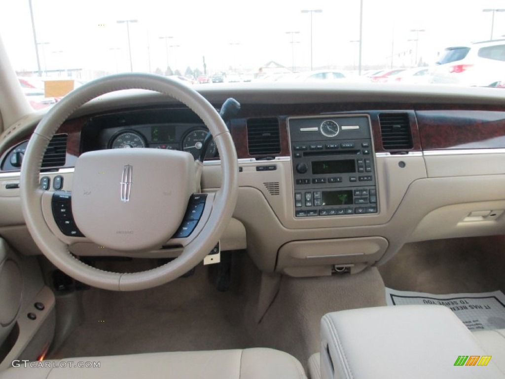 2007 Town Car Signature - Dark Cherry Metallic / Light Camel photo #6