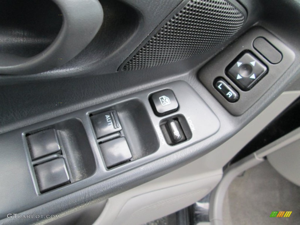 2002 Subaru Forester 2.5 S Controls Photo #89811104