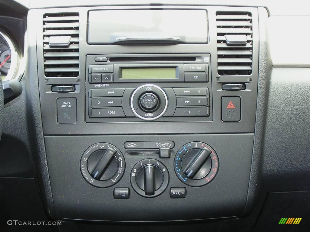 2008 Versa 1.8 S Hatchback - Red Alert / Charcoal photo #11