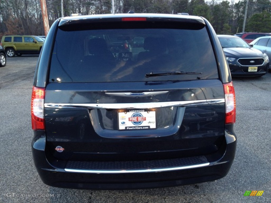 2014 Town & Country Touring - Brilliant Black Crystal Pearl / Black/Light Graystone photo #5