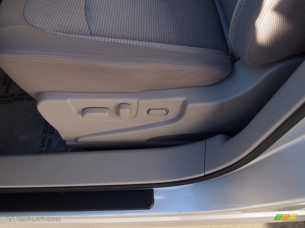 2011 Rogue SV - Silver Ice Metallic / Gray photo #18