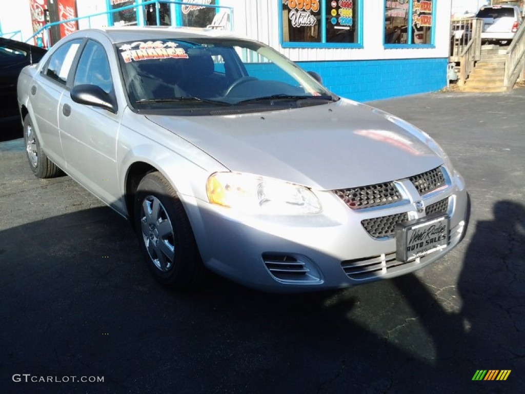 2004 Stratus SE Sedan - Bright Silver Metallic / Dark Taupe/Medium Taupe photo #3