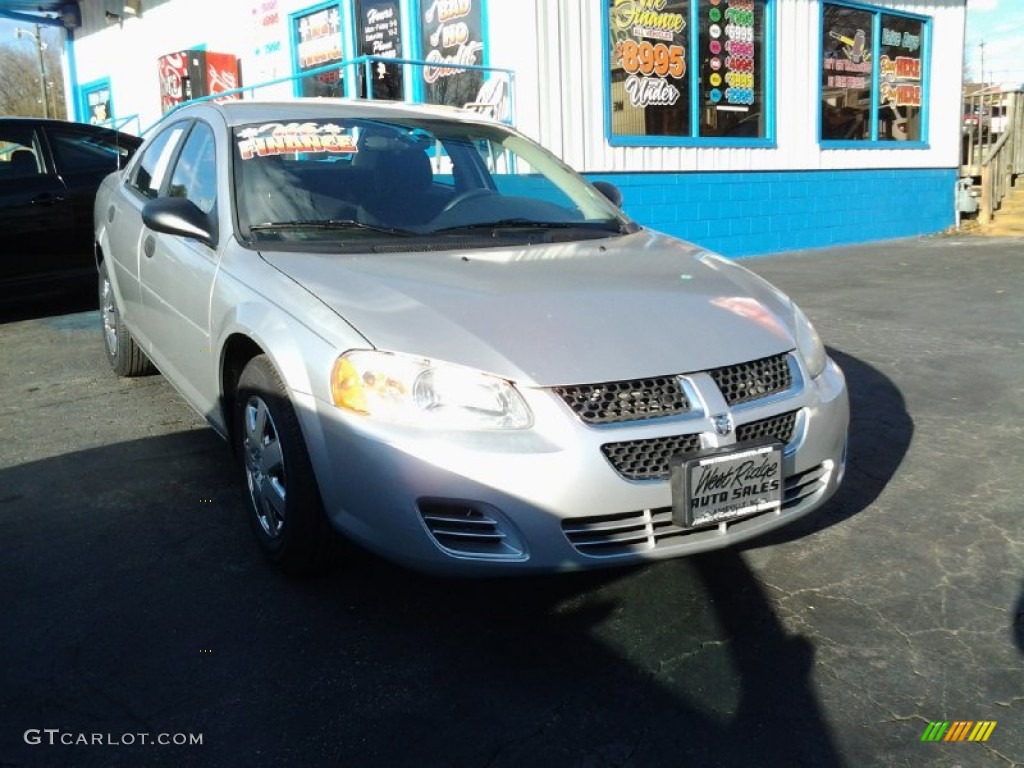 2004 Stratus SE Sedan - Bright Silver Metallic / Dark Taupe/Medium Taupe photo #4