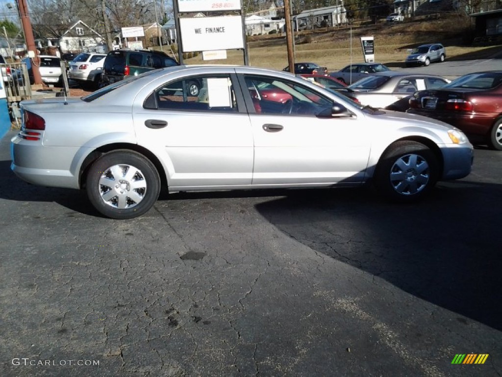 2004 Stratus SE Sedan - Bright Silver Metallic / Dark Taupe/Medium Taupe photo #5