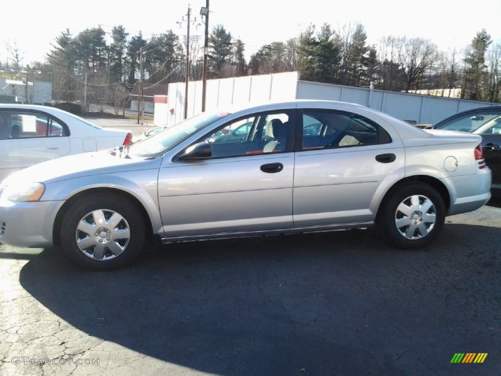2004 Stratus SE Sedan - Bright Silver Metallic / Dark Taupe/Medium Taupe photo #7