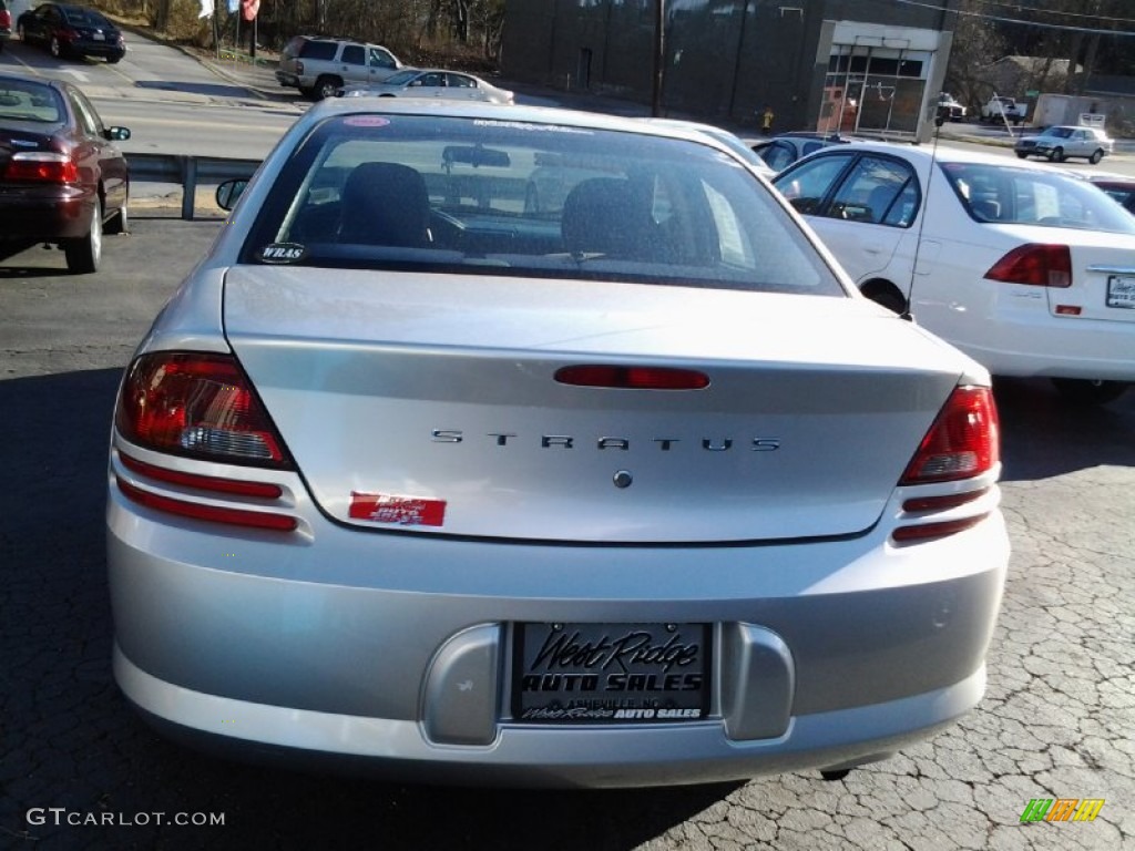 2004 Stratus SE Sedan - Bright Silver Metallic / Dark Taupe/Medium Taupe photo #9