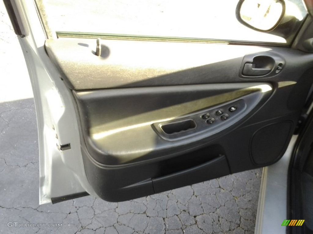 2004 Stratus SE Sedan - Bright Silver Metallic / Dark Taupe/Medium Taupe photo #13
