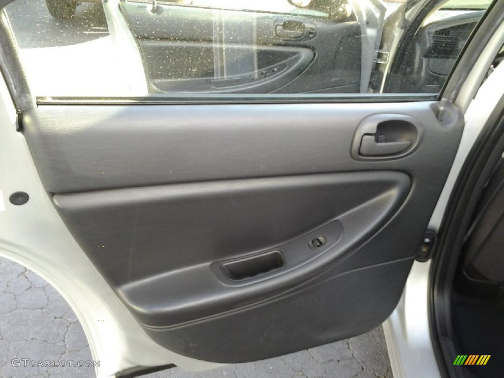 2004 Stratus SE Sedan - Bright Silver Metallic / Dark Taupe/Medium Taupe photo #15