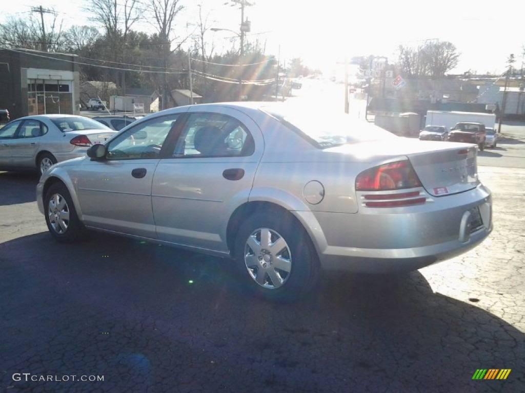 2004 Stratus SE Sedan - Bright Silver Metallic / Dark Taupe/Medium Taupe photo #17
