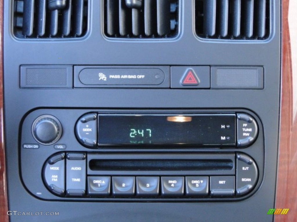 2005 Chrysler Town & Country LX Audio System Photos