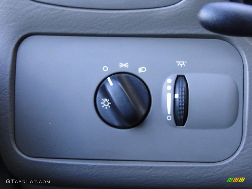 2005 Chrysler Town & Country LX Controls Photo #89878008