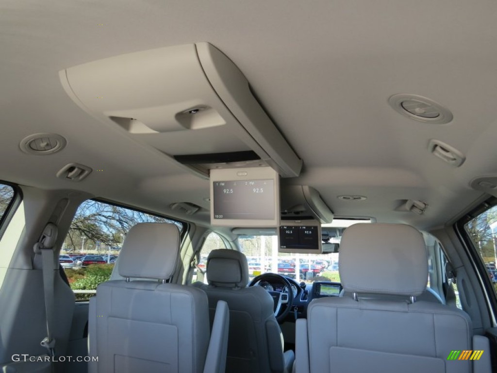 2014 Chrysler Town & Country Limited Entertainment System Photo #89884960