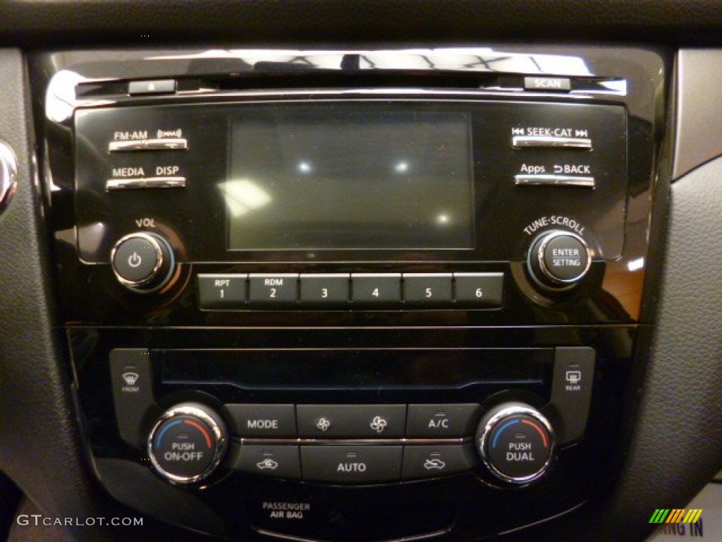 2014 Nissan Rogue SV AWD Controls Photo #89885485