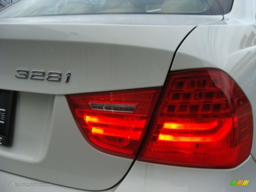 2011 3 Series 328i xDrive Sedan - Alpine White / Beige photo #22