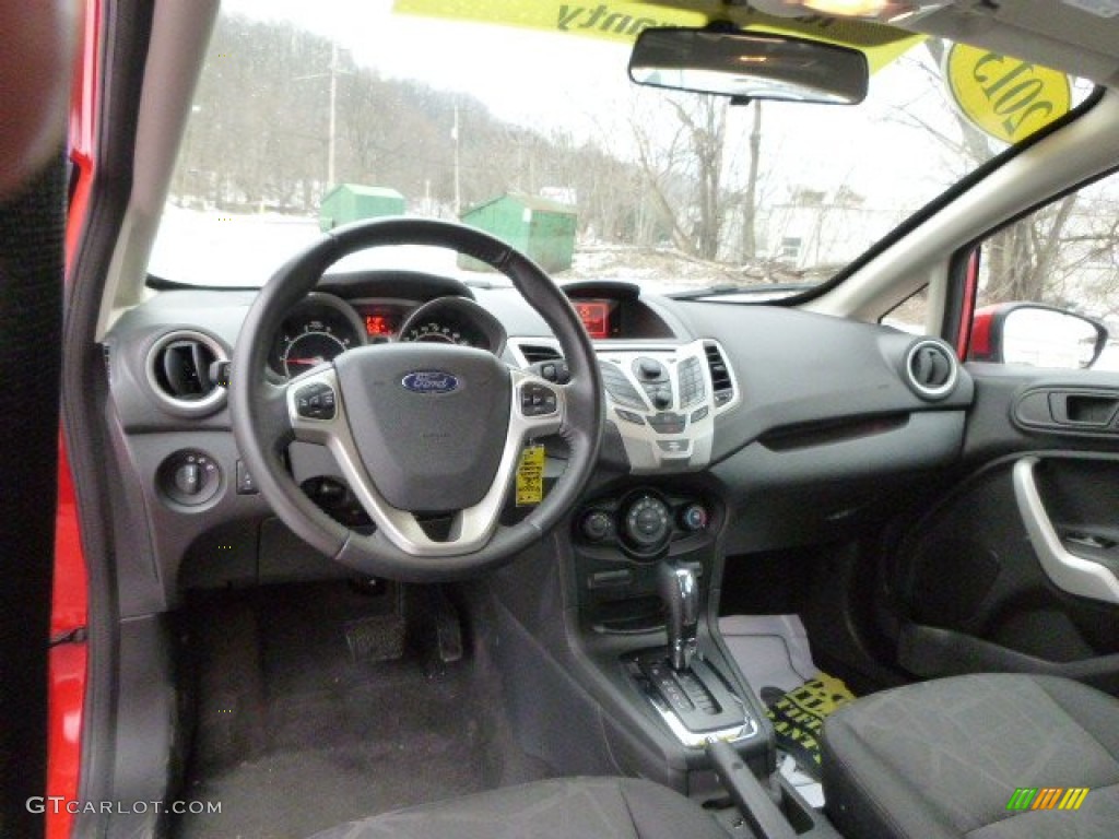 2013 Ford Fiesta SE Hatchback Charcoal Black Dashboard Photo #89892802